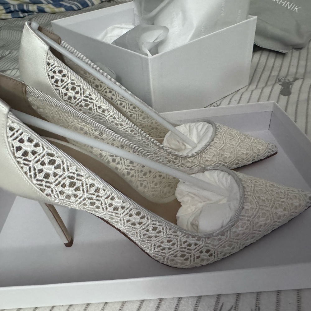 Manolo bhlanik wedding shoes! White lace pumps